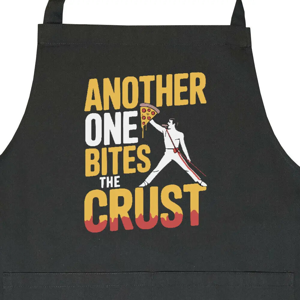 Another One Bites the Crust – Grillschürze für Pizza-Heroes & BBQ-Legenden – Motivdruck in Schwarz, Nahaufnahme