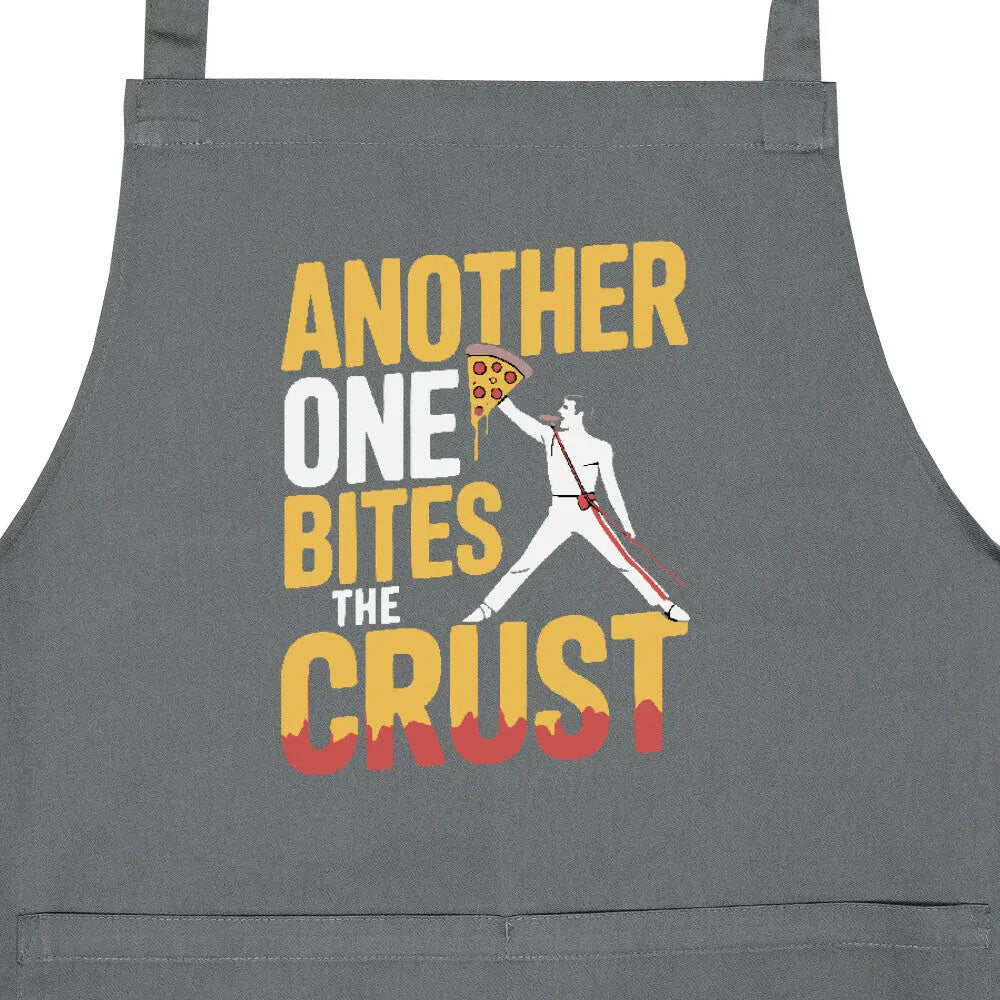 Another One Bites the Crust – Grillschürze für Pizza-Heroes & BBQ-Legenden – Motivdruck in Anthrazit, Nahaufnahme