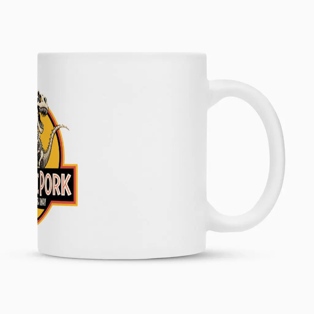 Keramik-Tasse Jurassic Pork – Lustiges Dino Wortspiel & Grill Geschenk – Motivdruck in Weiß, Nahaufnahme