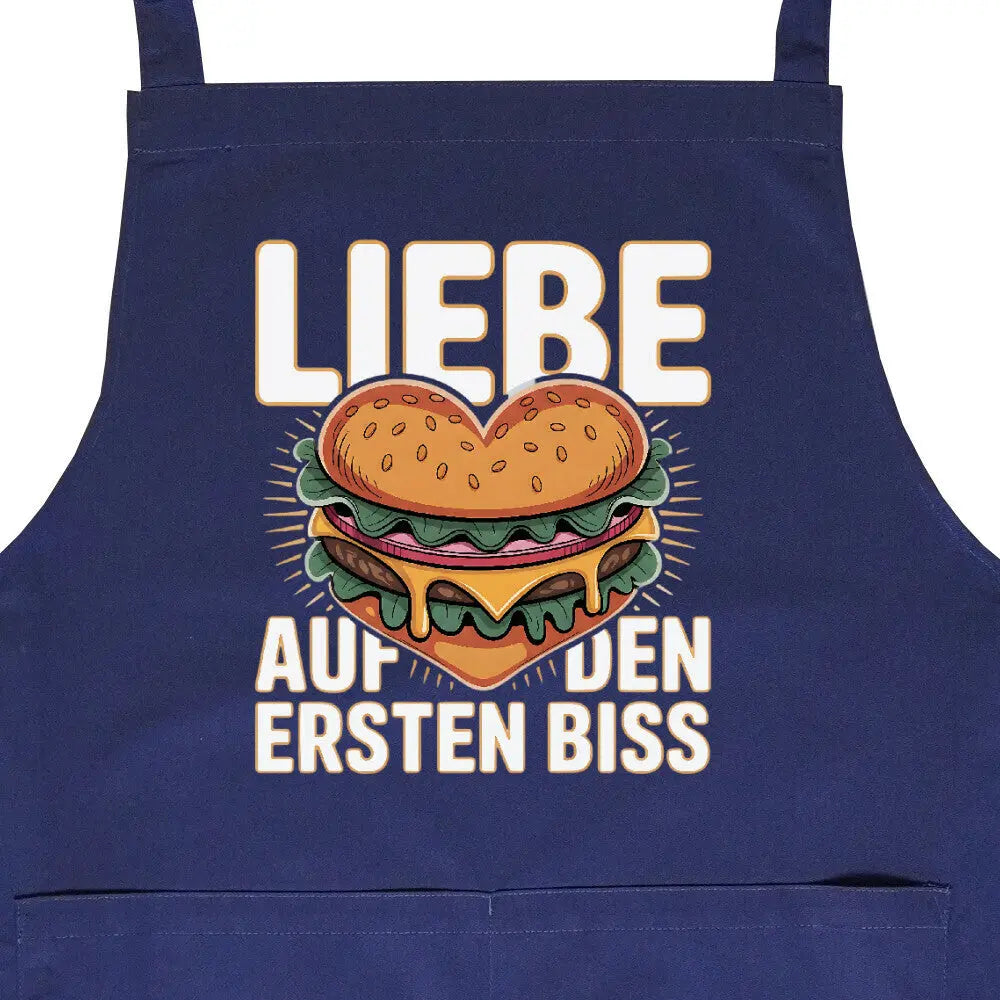 Liebe auf den ersten Biss – Premium Grillschürze (BBQ-Design) – Motivdruck in Navy, Nahaufnahme