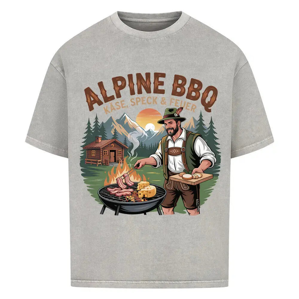 Alpine BBQ Käse Speck & Feuer – Lässiges Oversized T-Shirt (Rustikales Alpen Grillmeister & Hütte Stre – Motivdruck in Washed Grey