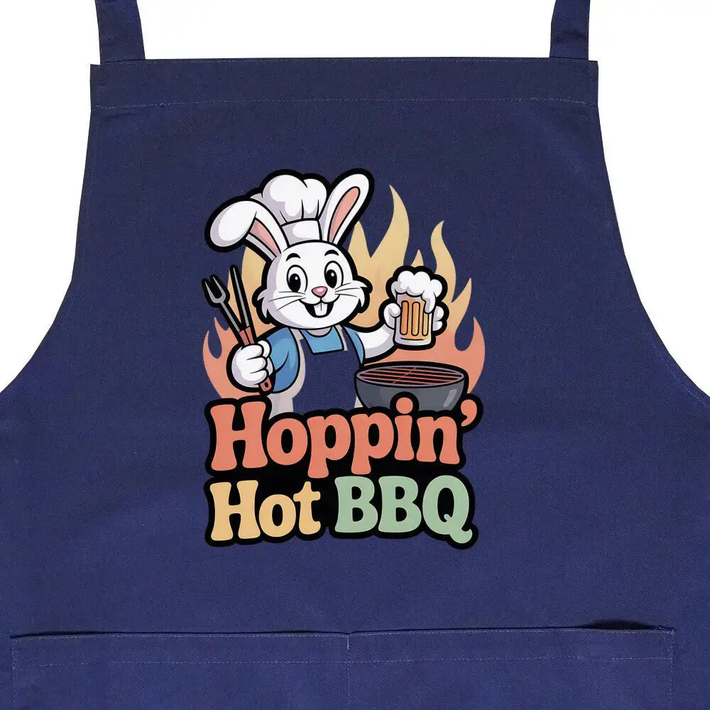 Hoppin' Hot BBQ Grillschürze – Lustiges Hasen-Design | Profi BBQ Latzschürze – Motivdruck in Navy, Nahaufnahme