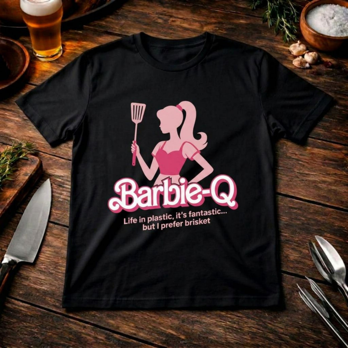 Barbie-Q Brisket T-Shirt – Lustige BBQ Pitmaster Parodie | Meatware® – Meatware Produktfoto
