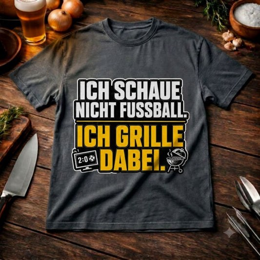 Ich schaue nicht Fußball. Ich grille dabei. – Premium Grillschürze (Lustige Kochschürze für Männer & Fans) – Meatware Produktfoto